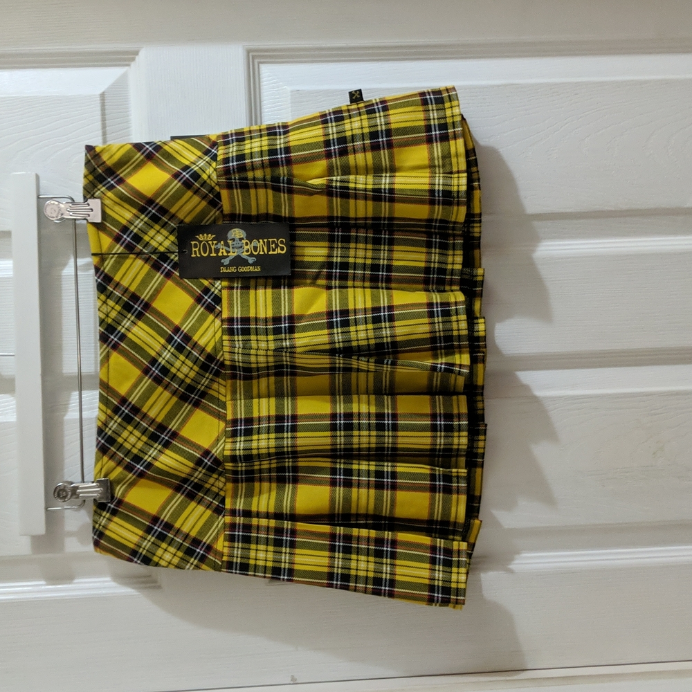 Plaid mini skirt, clueless pattern